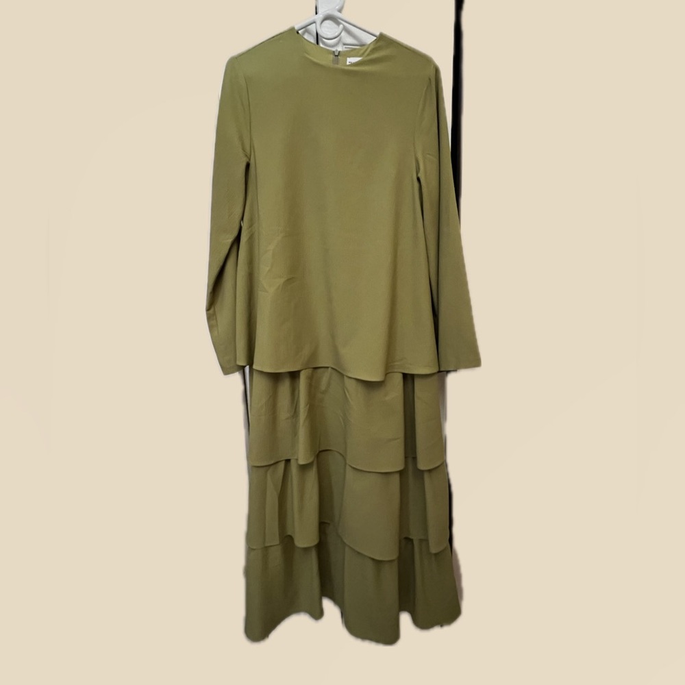 Veiled Collection raneem tiered ruffle maxi dress in cypress green - Picture 2 of 9